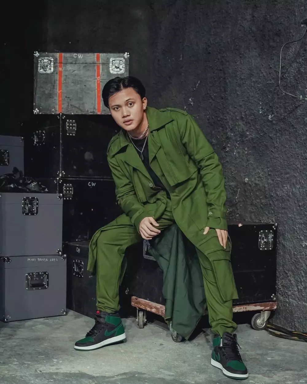 7 Gaya OOTD dengan sneakers ala Rizky Febian, kece maksimal berbagai sumber