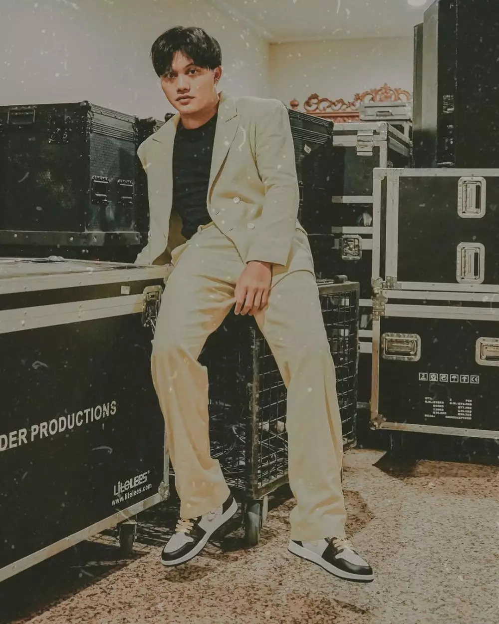 7 Gaya OOTD dengan sneakers ala Rizky Febian, kece maksimal berbagai sumber