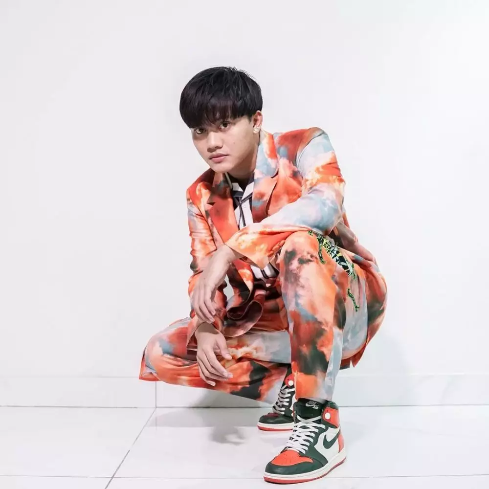 7 Gaya OOTD dengan sneakers ala Rizky Febian, kece maksimal berbagai sumber