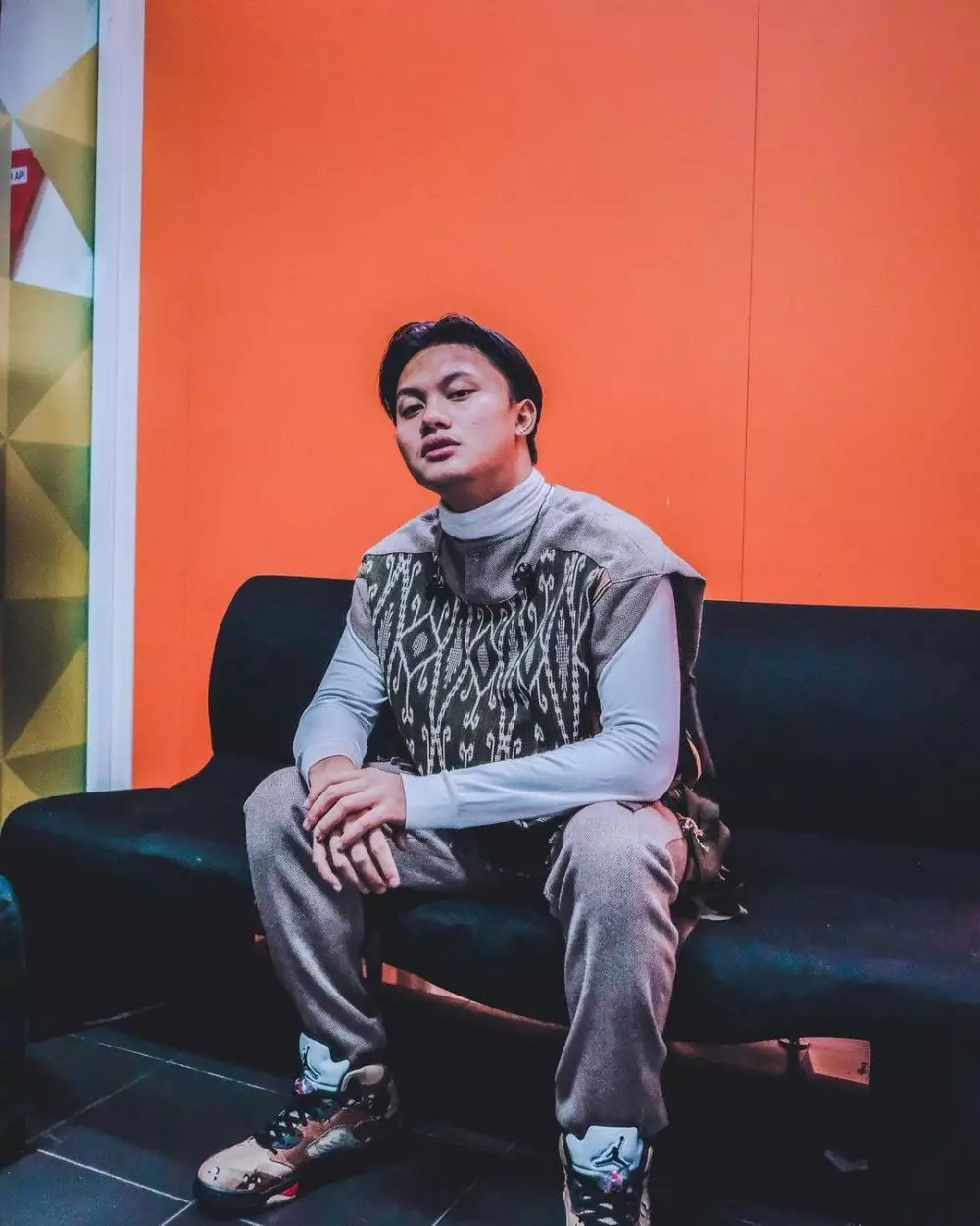 7 Gaya OOTD dengan sneakers ala Rizky Febian, kece maksimal berbagai sumber