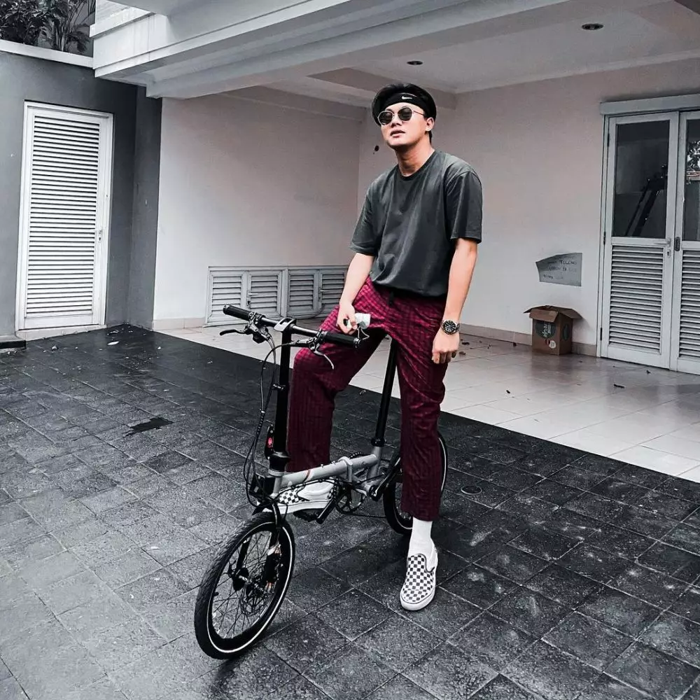 7 Gaya OOTD dengan sneakers ala Rizky Febian, kece maksimal berbagai sumber