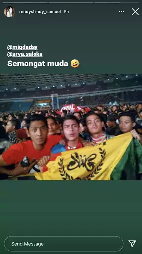 Arya Saloka saat nonton konser Slank © 2021 brilio.net