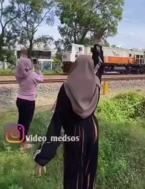 kereta api berhenti di lambai tangan Instagram kereta api berhenti di lambai tangan Instagram