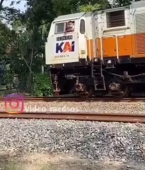 kereta api berhenti di lambai tangan Instagram kereta api berhenti di lambai tangan Instagram