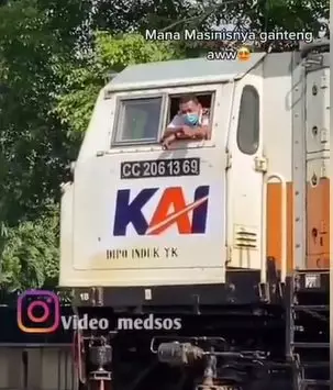 kereta api berhenti di lambai tangan Instagram kereta api berhenti di lambai tangan Instagram