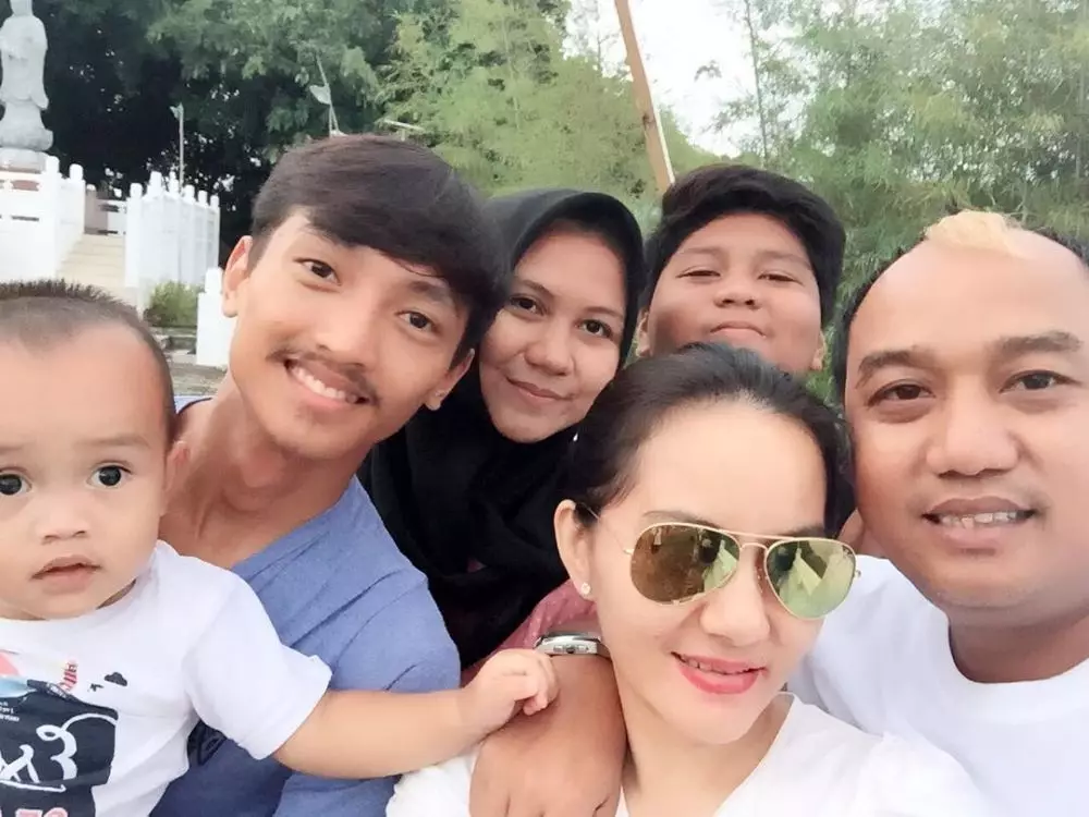 Momen kompak Azis bareng istri © 2021 brilio.net