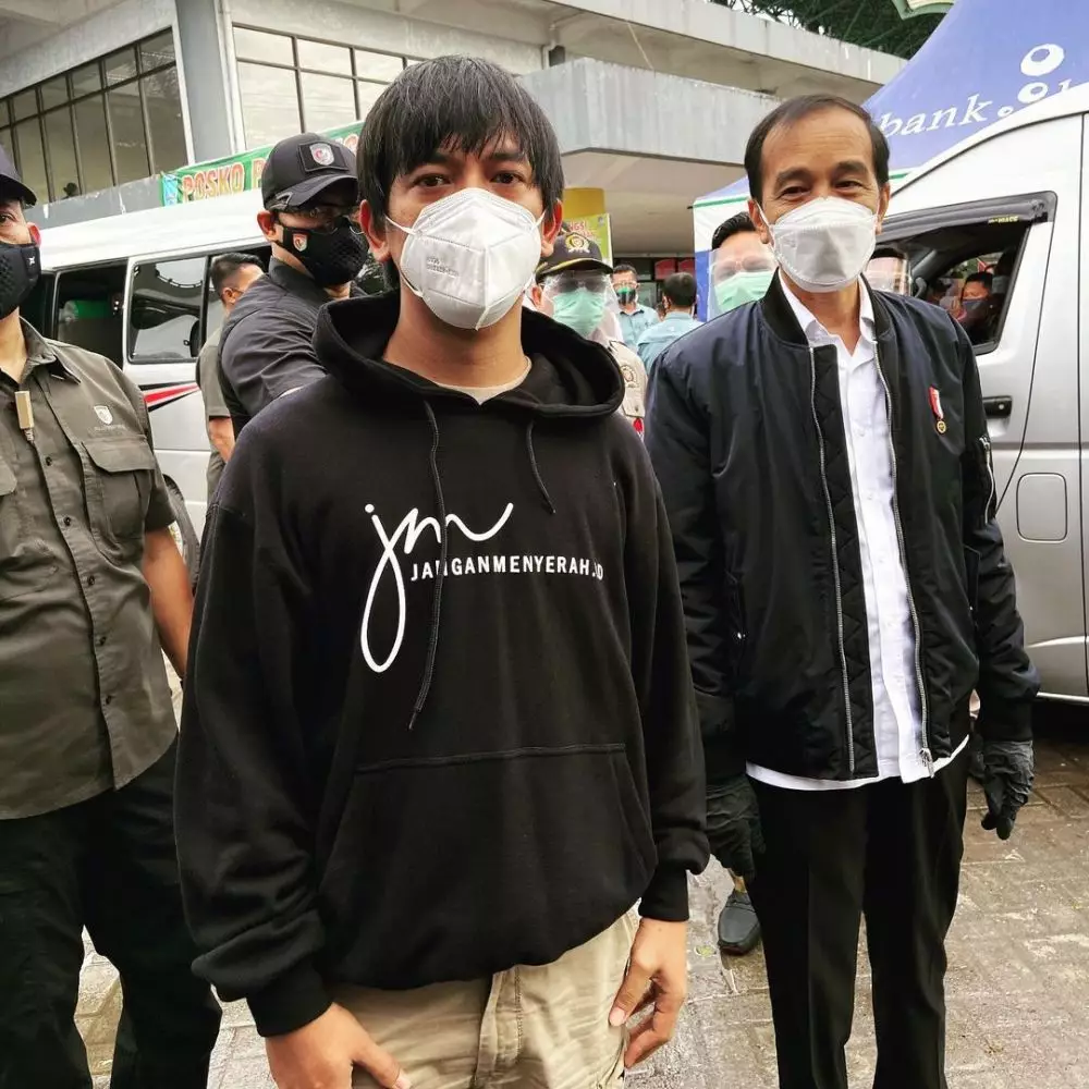 aksi rian bantu korban banjir © Instagram aksi rian bantu korban banjir © Instagram