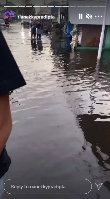 aksi rian bantu korban banjir © Instagram aksi rian bantu korban banjir © Instagram