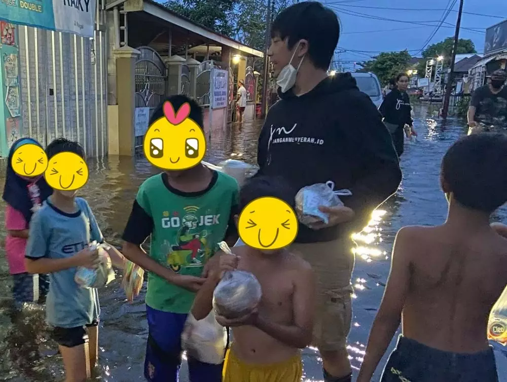 aksi rian bantu korban banjir © Instagram aksi rian bantu korban banjir © Instagram