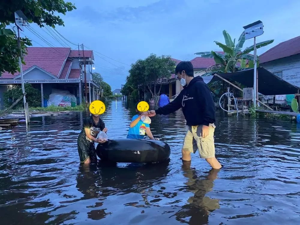 aksi rian bantu korban banjir © Instagram aksi rian bantu korban banjir © Instagram