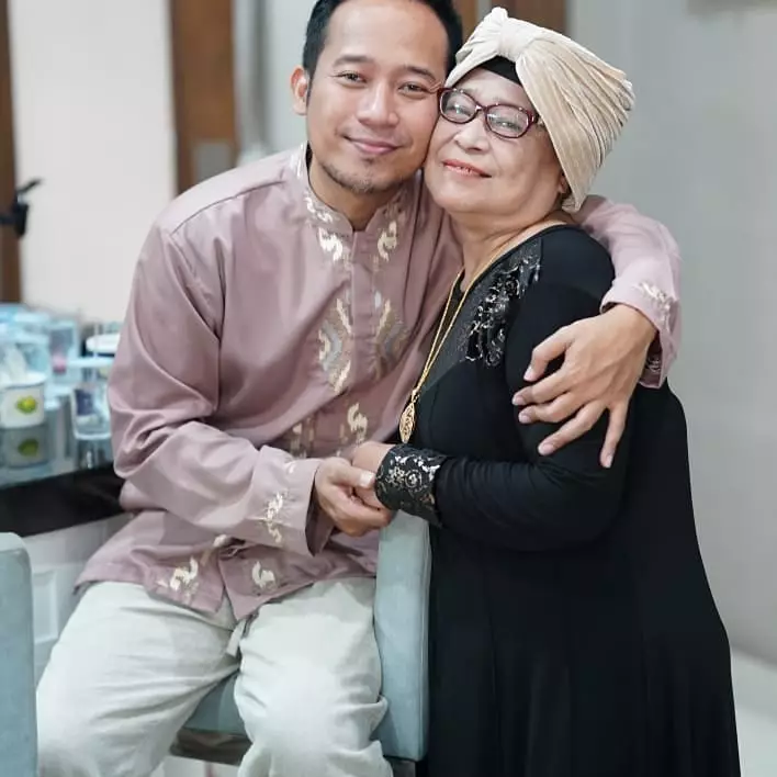 potret kenangan Denny dan ibu © Instagram