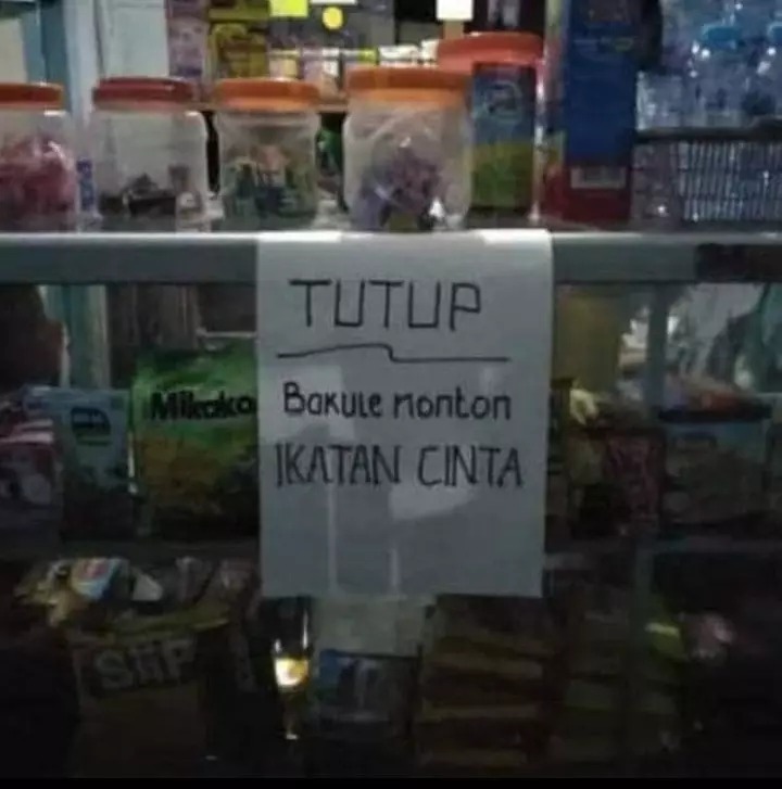Pengumuman di warung kelontong © berbagai sumber