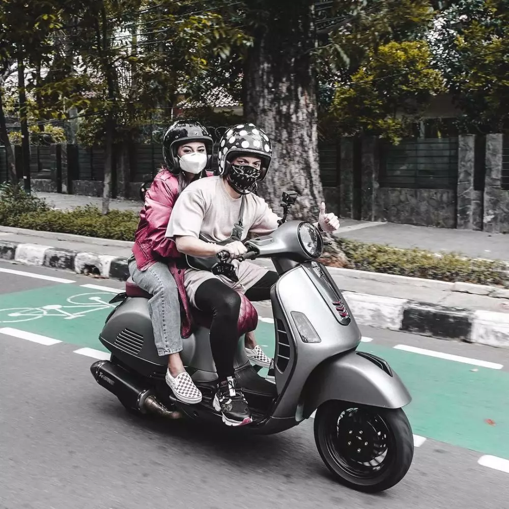 atta naik vespa bareng aurel © Berbagai Sumber atta naik vespa bareng aurel © Berbagai Sumber