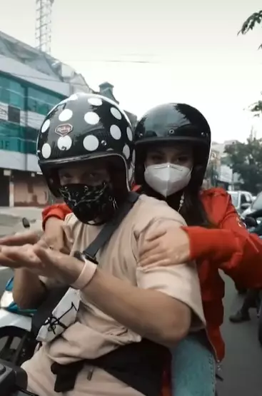 atta naik vespa bareng aurel © Berbagai Sumber atta naik vespa bareng aurel © Berbagai Sumber