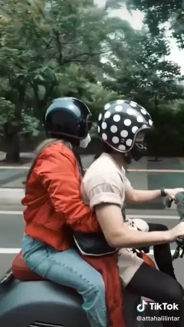 atta naik vespa bareng aurel © Berbagai Sumber atta naik vespa bareng aurel © Berbagai Sumber