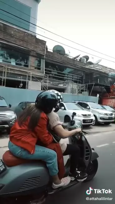 atta naik vespa bareng aurel © Berbagai Sumber atta naik vespa bareng aurel © Berbagai Sumber