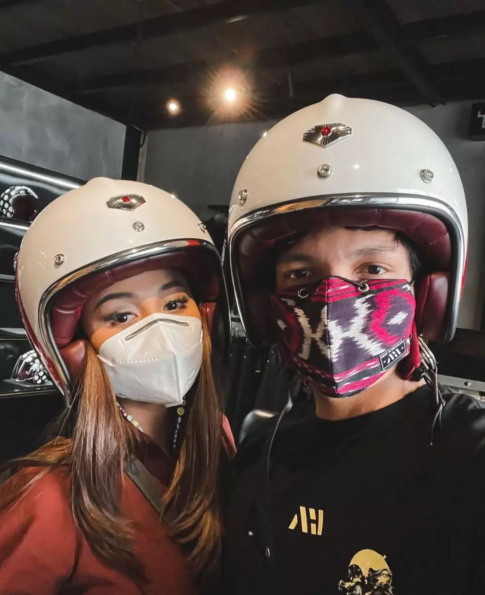atta naik vespa bareng aurel © Berbagai Sumber atta naik vespa bareng aurel © Berbagai Sumber
