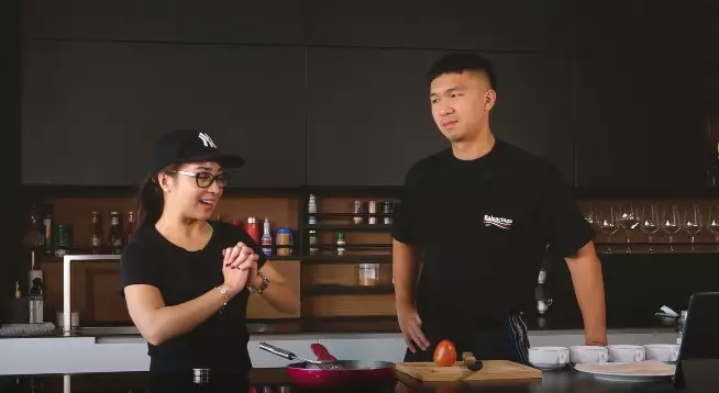 Momen Indra Priawan memasak untuk Nikita Willy © YouTube