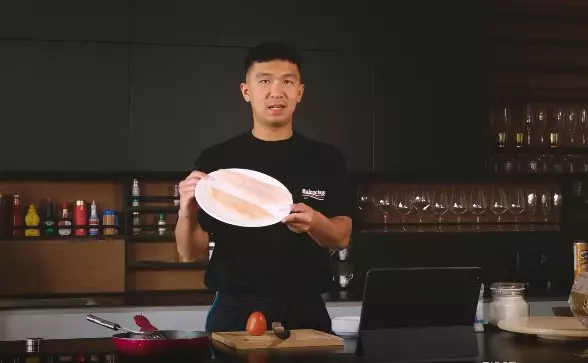 Momen Indra Priawan memasak untuk Nikita Willy © YouTube