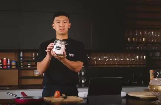 Momen Indra Priawan memasak untuk Nikita Willy © YouTube