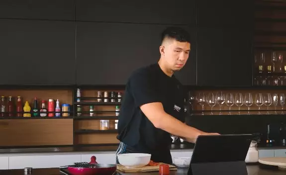 Momen Indra Priawan memasak untuk Nikita Willy © YouTube