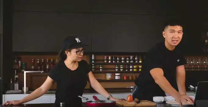 Momen Indra Priawan memasak untuk Nikita Willy © YouTube