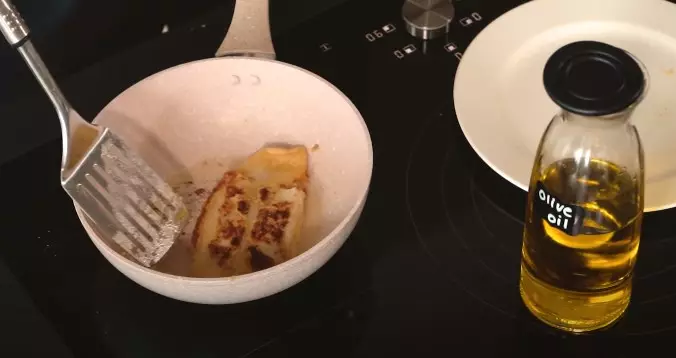 Momen Indra Priawan memasak untuk Nikita Willy © YouTube