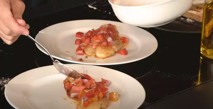 Momen Indra Priawan memasak untuk Nikita Willy © YouTube