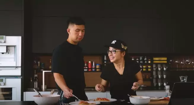 Momen Indra Priawan memasak untuk Nikita Willy © YouTube