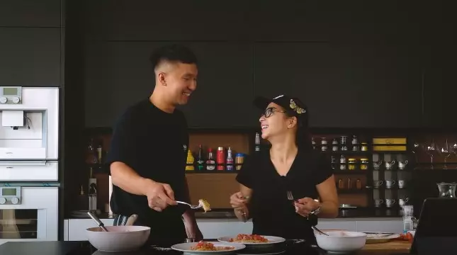 Momen Indra Priawan memasak untuk Nikita Willy © YouTube