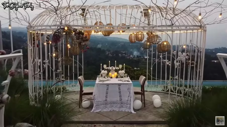 kejutan Wisnu untuk Shireen © 2021 brilio.net kejutan Wisnu untuk Shireen © 2021 brilio.net