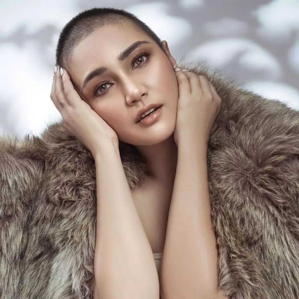 Pemotretan Feby kepala plontos © Instagram Pemotretan Feby kepala plontos © Instagram