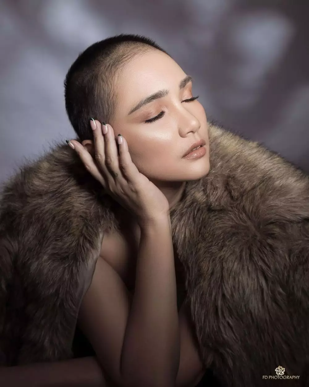 Pemotretan Feby kepala plontos © Instagram Pemotretan Feby kepala plontos © Instagram