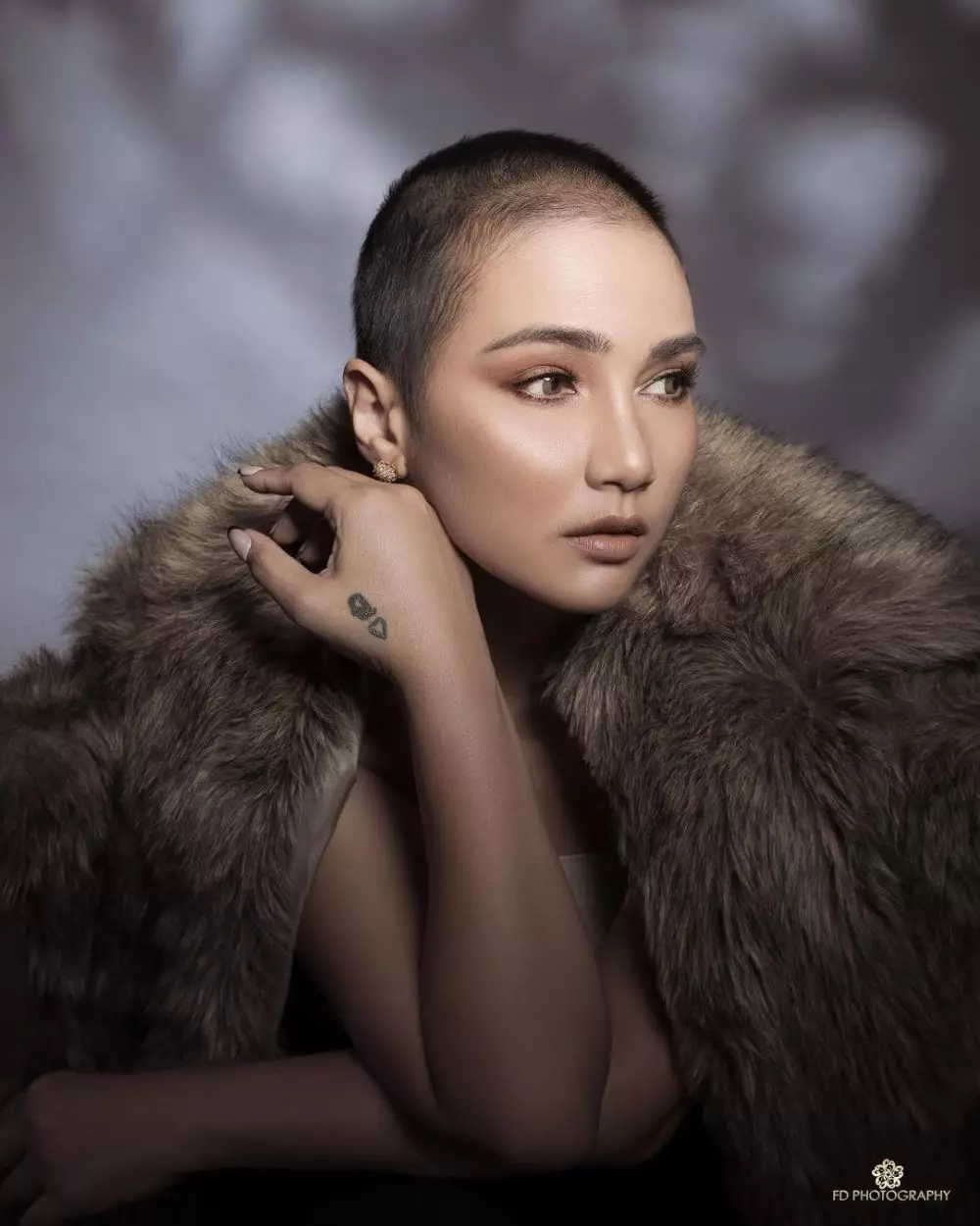 Pemotretan Feby kepala plontos © Instagram Pemotretan Feby kepala plontos © Instagram