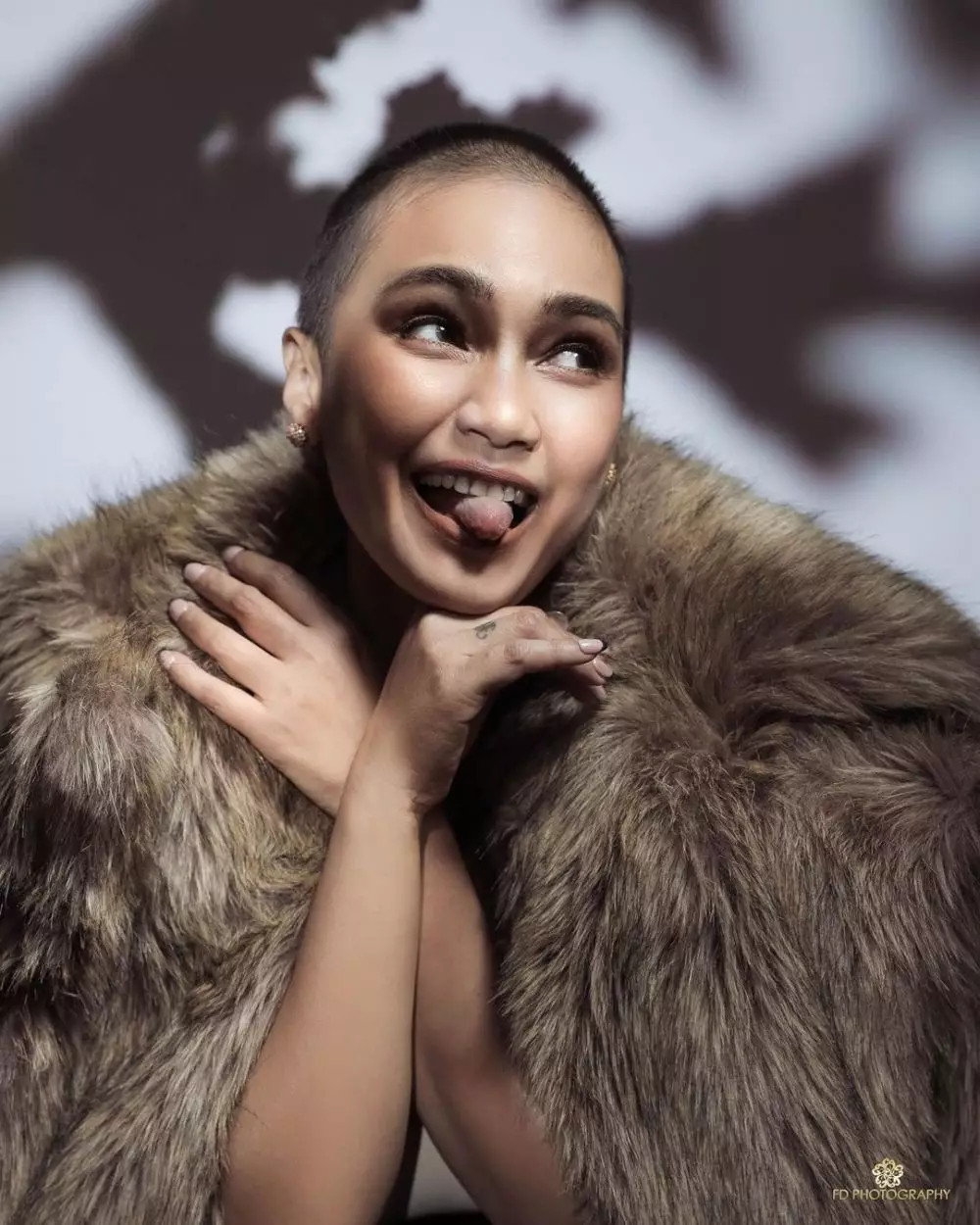 Pemotretan Feby kepala plontos © Instagram Pemotretan Feby kepala plontos © Instagram