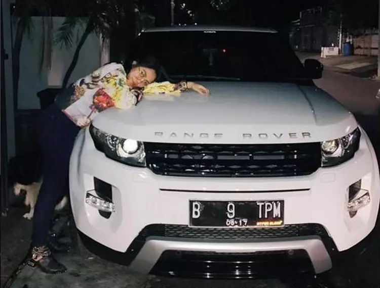 Seleb dapat kado mobil & motor dari pacar © Instagram