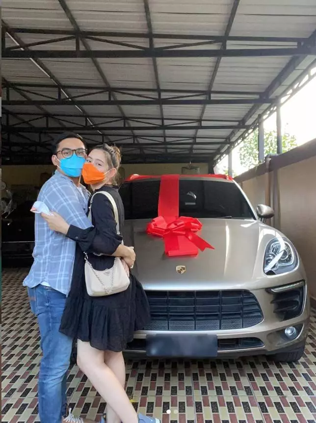 Seleb dapat kado mobil & motor dari pacar © Instagram