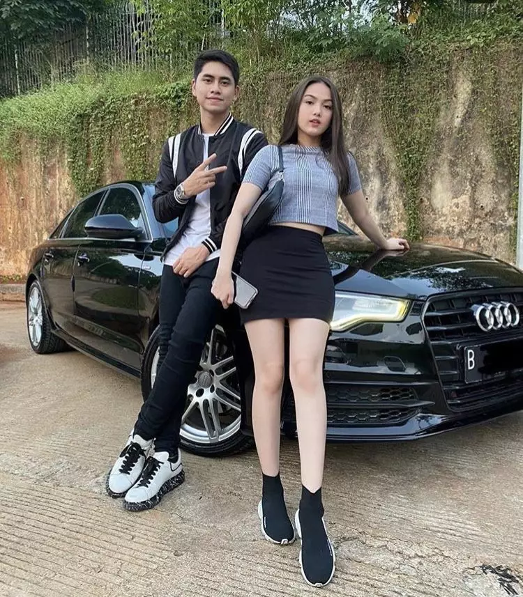 Seleb dapat kado mobil & motor dari pacar © Instagram