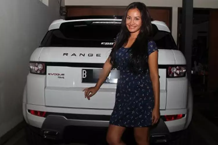 Seleb dapat kado mobil & motor dari pacar © Instagram