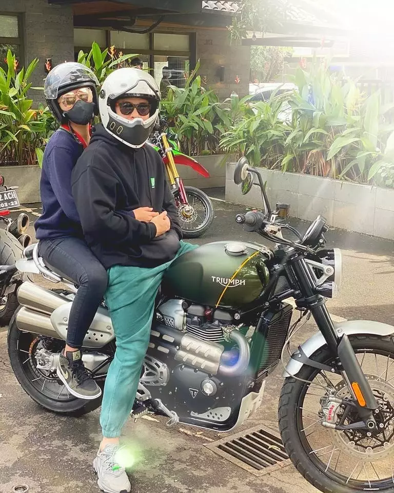 Seleb dapat kado mobil & motor dari pacar © Instagram