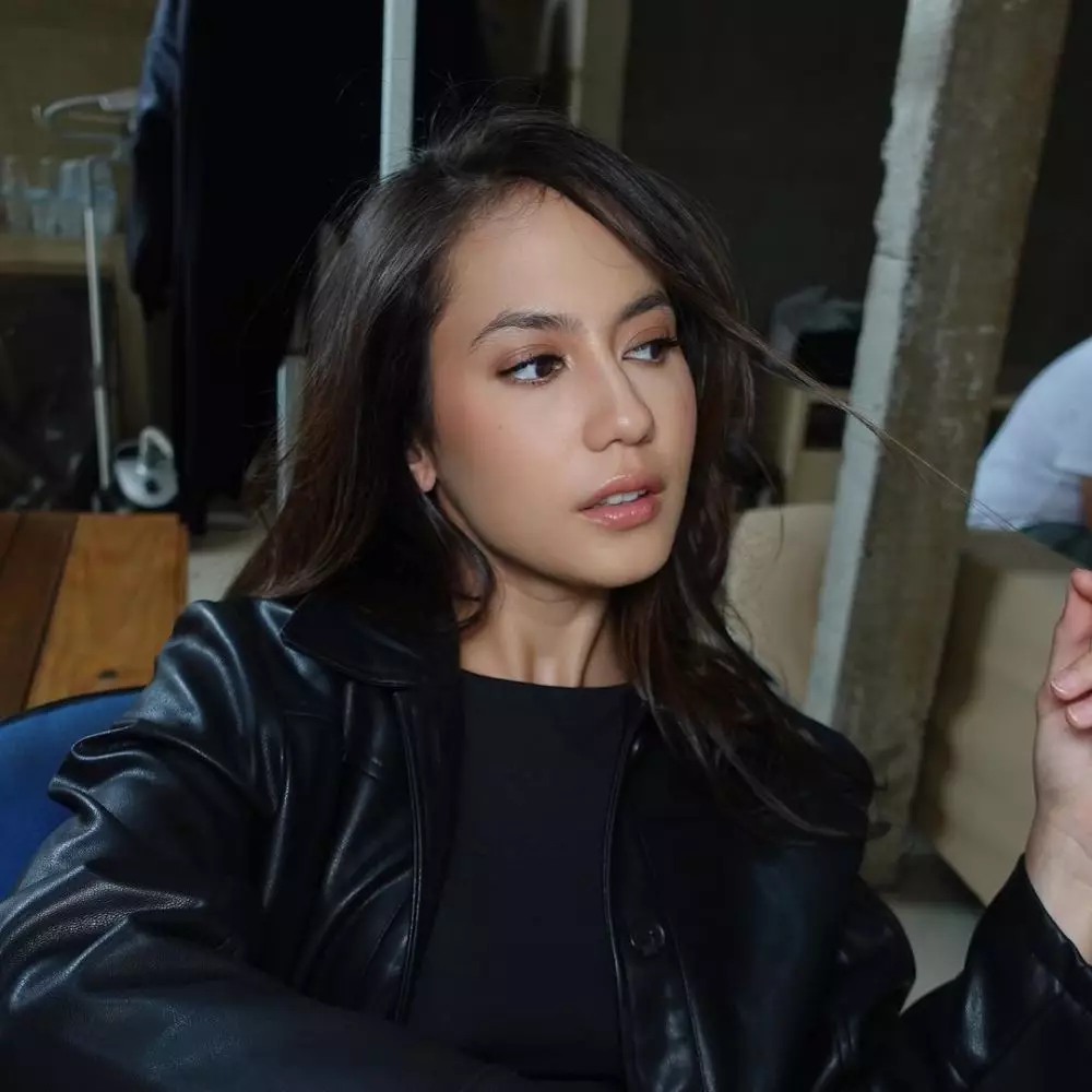 seleb cantik Tanah Air sukses terbitkan buku Berbagai sumber