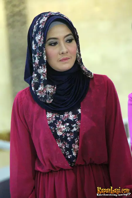 seleb cantik Tanah Air sukses terbitkan buku Berbagai sumber