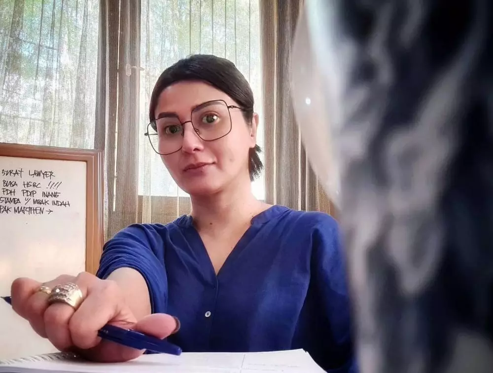 seleb cantik Tanah Air sukses terbitkan buku Berbagai sumber