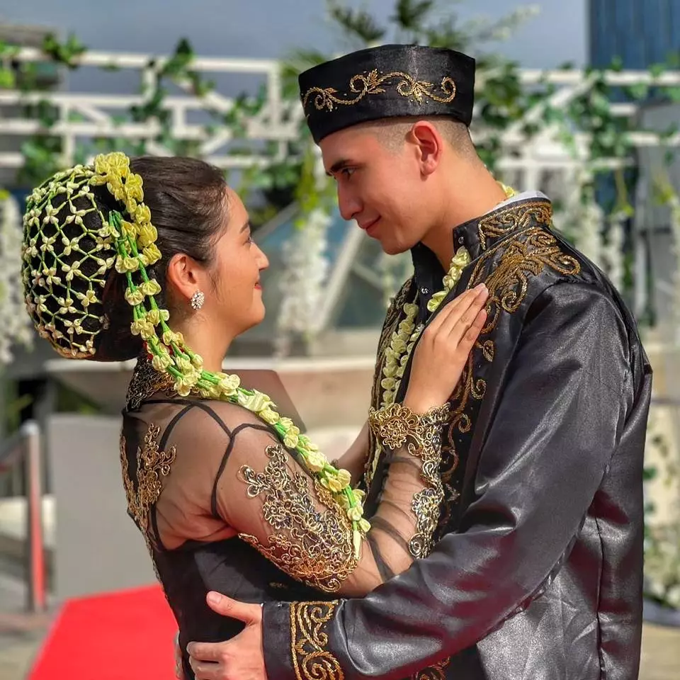 Verrel Bramasta dan Ranty Maria pakai baju pengantin © Istimewa Verrel Bramasta dan Ranty Maria pakai baju pengantin © Istimewa