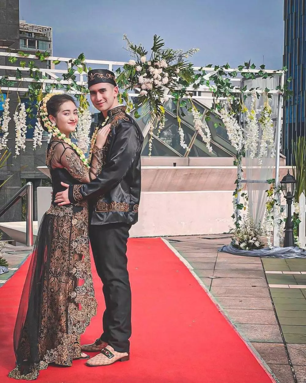 Verrel Bramasta dan Ranty Maria pakai baju pengantin © Istimewa Verrel Bramasta dan Ranty Maria pakai baju pengantin © Istimewa