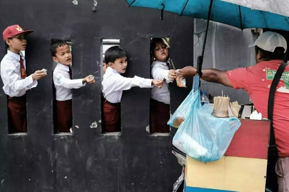 Potret nyeleneh warung © berbagai sumber