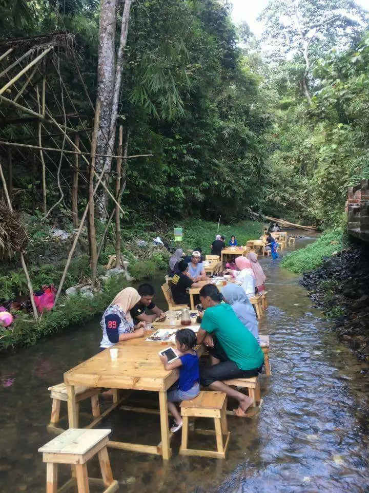 Potret nyeleneh warung © berbagai sumber