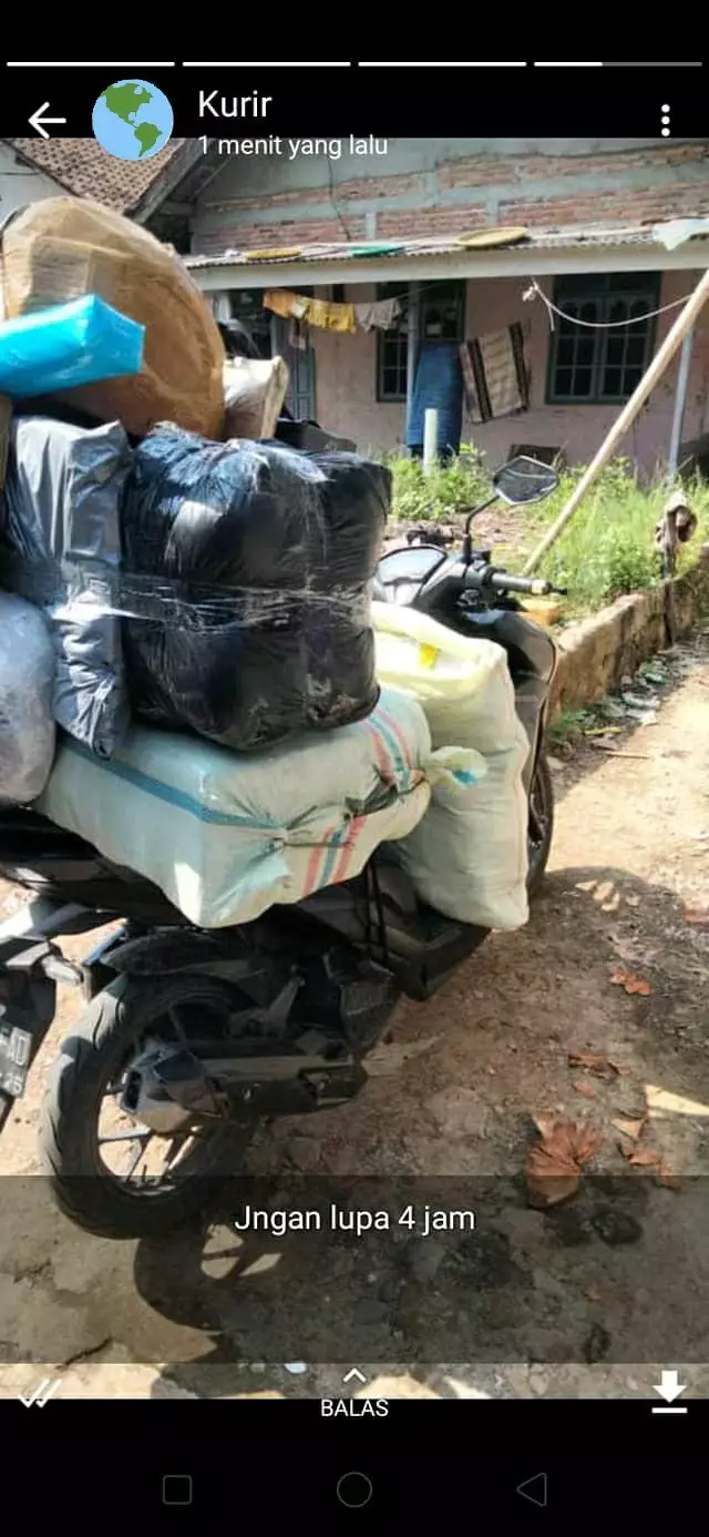 Curhatan kurir di status WA © Twitter Curhatan kurir di status WA © Twitter