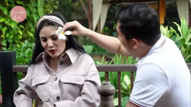 momen mesra nindy dan suami © Berbagai Sumber