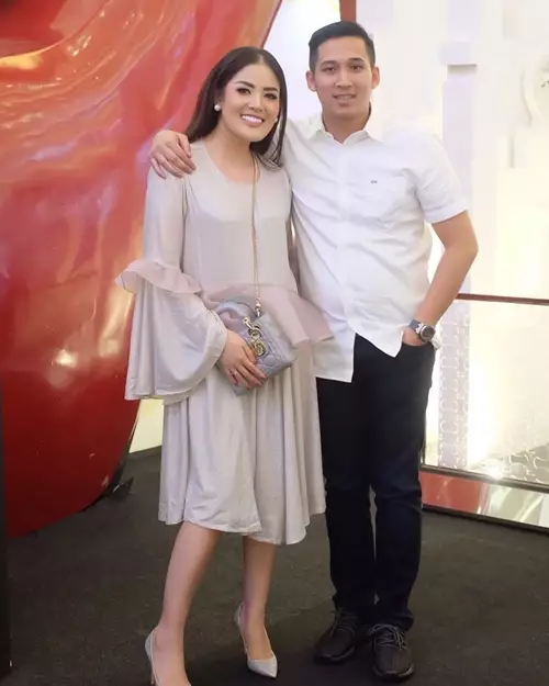 momen mesra nindy dan suami © Berbagai Sumber